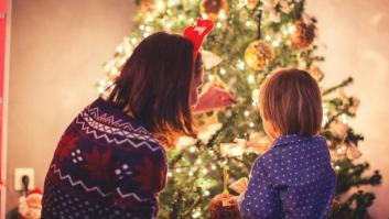 La forma correcta de poner las luces en el árbol de Navidad, según un interiorista