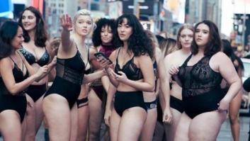 Modelos 'curvy' en lencería paralizan Times Square en contra de Victoria's Secret