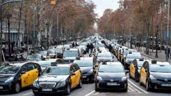 Centenares de taxistas colapsan el centro de Barcelona contra Uber y Cabify