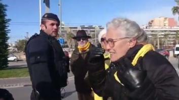 Impiden a unas mujeres pasear por el puerto de Mataró por llevar bufandas amarillas
