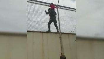 Un legionario rescata a un niño atrapado en lo alto de la valla fronteriza de El Tarajal en Ceuta