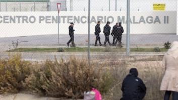 Los inmigrantes internados en la cárcel de Málaga se quejan de frío y falta de mudas