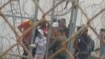 Un vídeo muestra a un policía marroquí abriendo la frontera de Ceuta a migrantes