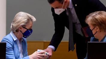 Sánchez le regala unos patucos a la presidenta de la Comisión Europea