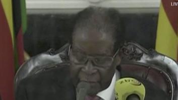 Mugabe se aferra al poder y rechaza dimitir