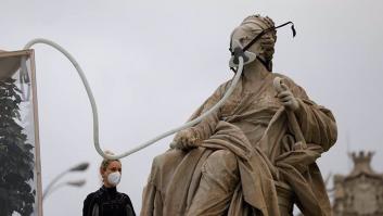Varios activistas de Greenpeace, detenidos por ponerle una mascarilla a la Cibeles
