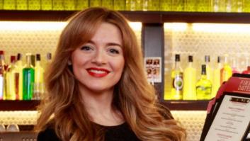 Yulia, la camarera de 'First Dates', canta por sorpresa en el programa