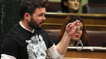 Rufián muestra unas esposas a Zoido en el Congreso: "Ojalá un día el señor M. Rajoy lleve unas de estas"