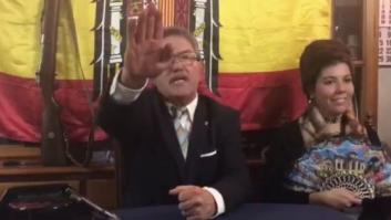 "¡Viva España!": Un alcalde del PP se graba imitando a Franco y haciendo el saludo fascista