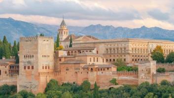 El humo de los coches y la quema de rastrojos ‘pintan’ de hollín la Alhambra de Granada