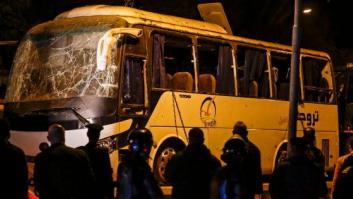 Al menos cuatro muertos y 10 heridos en una explosión en bus turístico cerca de las pirámides de Guiza (Egipto)