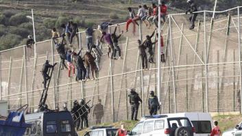 Más de 200 migrantes subsaharianos entran a Melilla saltando la valla