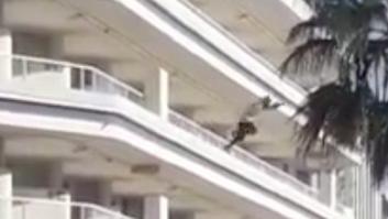 Un turista británico drogado salta desde el cuarto piso de unos apartamentos de Gran Canaria