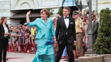 Merkel se cae al suelo al romperse una silla en Baviera