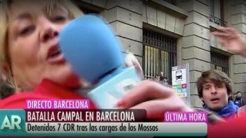 Una reportera de 'El programa de Ana Rosa' envía en directo un mensaje a su madre tras ser agredida en Barcelona