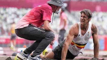 Un atleta belga sufre una espectacular caída y tienen que sacarlo en silla de ruedas