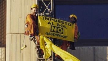 Greenpeace se cuelga en Industria contra el "impuesto al sol"