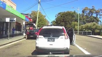 Perplejidad por lo que hace el conductor de este coche en una disputa de tráfico