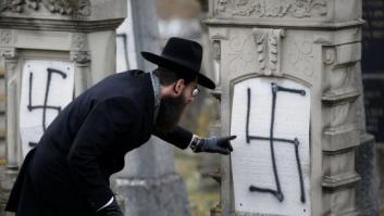 FOTOS: Un cementerio judío en Francia amanece plagado de esvásticas
