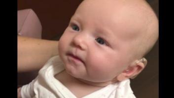 Un bebé sordo escucha por primera vez la voz de su madre gracias a la ciencia