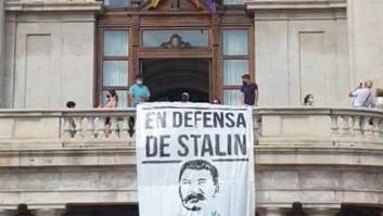 Cuelgan una pancarta gigante "en defensa de Stalin" en el Ayuntamiento de Valencia