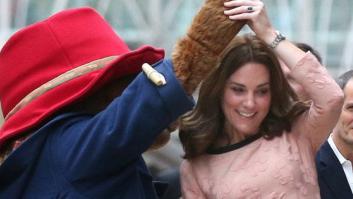 El oso Paddington saca a Kate de Cambridge a bailar