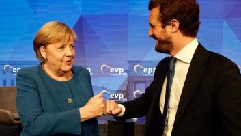 Casado se encuentra con Merkel y lo que hace ella provoca risas en Twitter