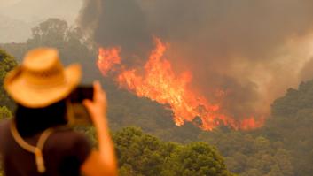 El incendio de Sierra Bermeja sigue sin control y ya ha quemado más de 7.700 hectáreas