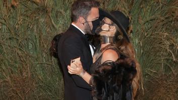 Jennifer Lopez y Ben Affleck, como adolescentes besándose con mascarilla en la gala Met