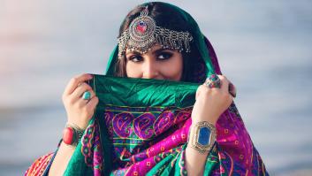 #NoToquesMiRopa, las afganas sacan sus coloridos trajes tradicionales frente al burka talibán