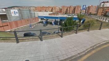 Loco accidente en Gijón: Salta una rotonda, choca contra esta gasolinera y sigue conduciendo hasta aparcar el coche