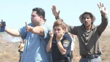 Una foto de palestinos protegiendo a una policía israelí se convierte en viral
