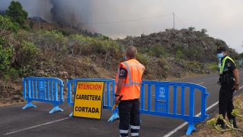 Varias carreteras usadas por las Emergencias, colapsadas por curiosos que se acercaron a ver el volcán