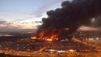 Evacúan a miles de personas por un incendio en un centro comercial cerca de Moscú