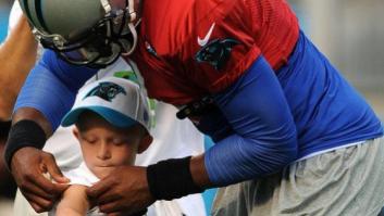 Un equipo de fútbol americano hace cumplir su sueño a este niño enfermo de cáncer