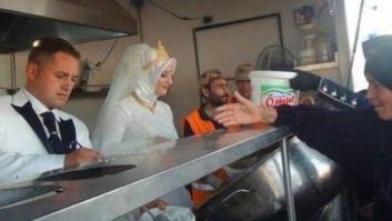 Una pareja turca celebra su boda dando de comer a 4.000 refugiados sirios