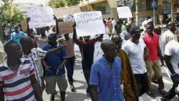 Un centenar de manifestantes marchan por Salou en protesta por la muerte del senegalés