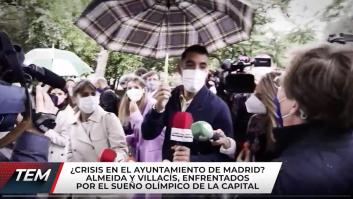 La reacción de Almeida cuando un reportero le pone un paraguas que no es suyo: ojo a la charla