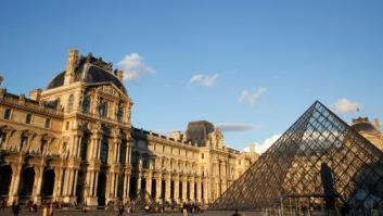 Estos dos edificios están haciendo guarrerías y al Louvre no le gusta