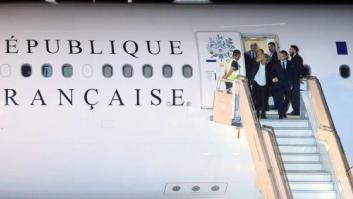La inesperada escena que Macron y su esposa protagonizaron al bajar del avión