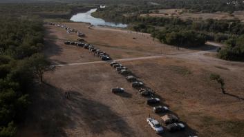 Texas envía cientos de vehículos a la frontera para crear una "barricada" frente a los migrantes