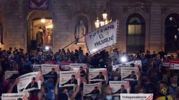 Manifestantes llenan la plaza de Sant Jaume en apoyo a Puigdemont