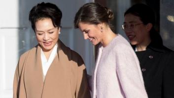 Los dos guiños de la reina Letizia a su invitada china, Peng Liyuan