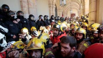 Tensión social en Cataluña: protestas de médicos, bomberos y universitarios