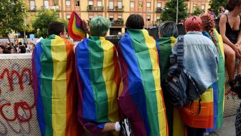 La bandera LGTBI ondeará siempre en la madrileña plaza de Pedro Zerolo