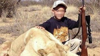 Críticas a un cazador por publicar fotos de sus hijos con leones muertos