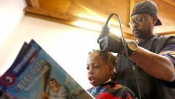 El peluquero que corta el pelo gratis a los niños que le lean un libro