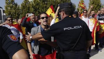 Alberto Garzón denuncia el acoso de "un grupo de nazis" a la salida de la Asamblea de Unidos Podemos