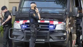 Detienen a un inspector de policía ebrio por amenazar con un arma en una pastelería de Barcelona