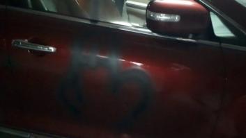 Pinchan las ruedas y pintan un pene y una esvástica en el coche de Alejandro Fernández, líder del PP catalán